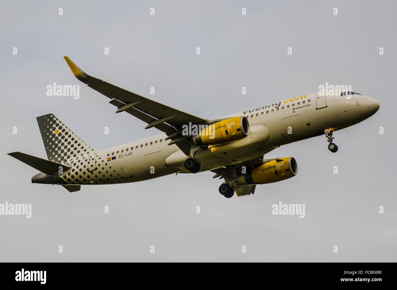 Airbus A320 de Vueling -232(WL) - EC-Luo próximos a aterrizar en el  aeropuerto de Heathrow en malas condiciones meteorológicas. Espacio para  copiar Fotografía de stock - Alamy
