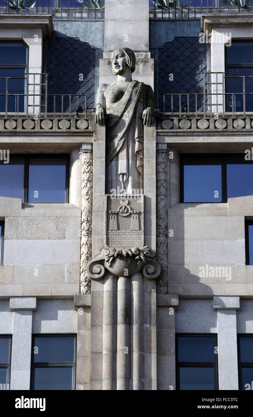Detalles de la arquitectura Art Nouveau por Henrique Moreira en un edificio de la Avenida dos Aliados en Oporto Foto de stock