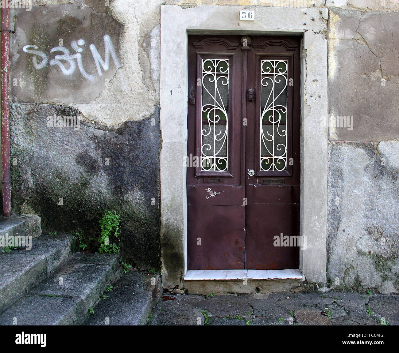 Puerta en el barrio de Fontainhas Porto Foto de stock