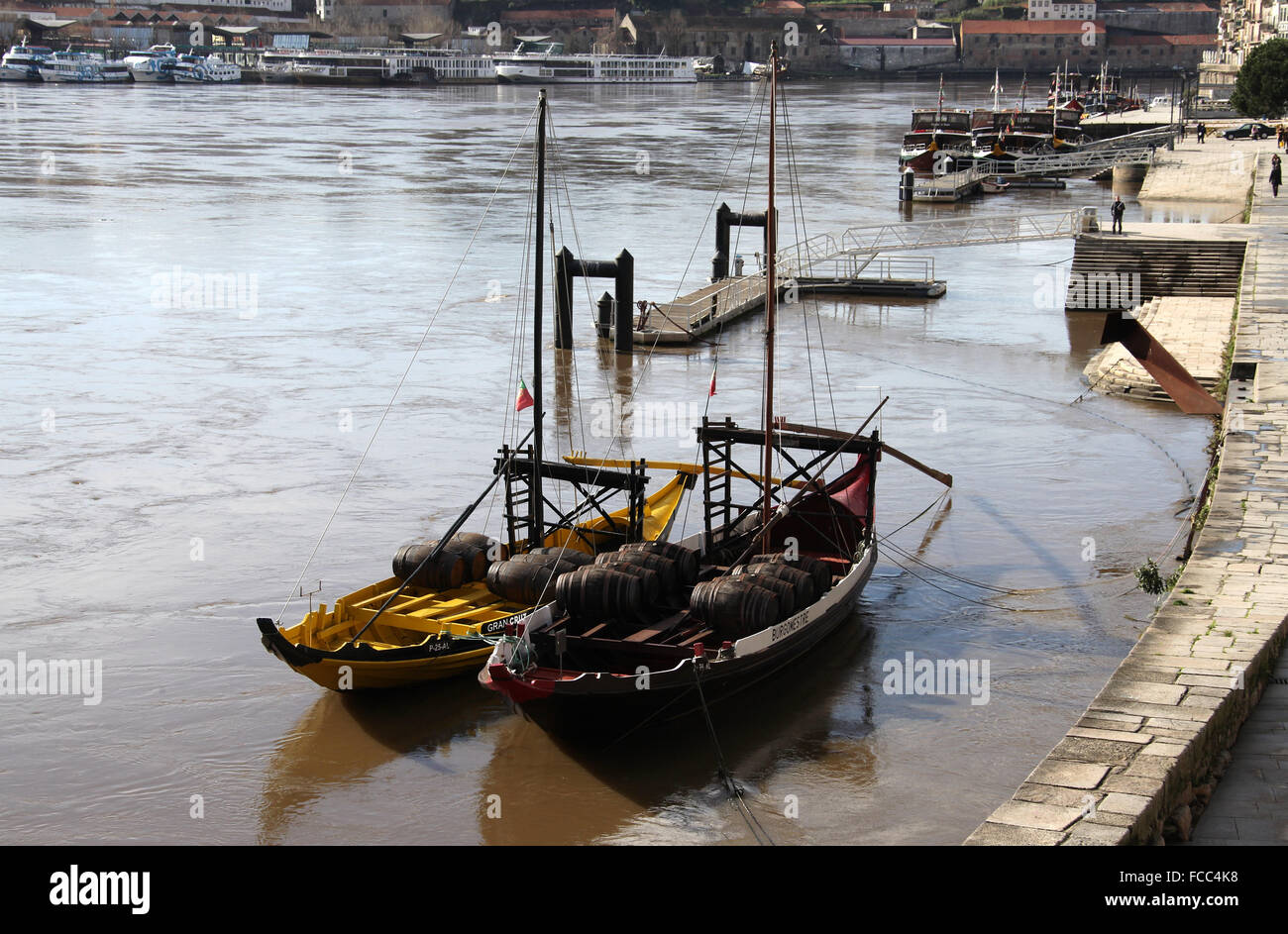 Río Duero en Oporto con sus tradicionales barcos antiguos Foto de stock
