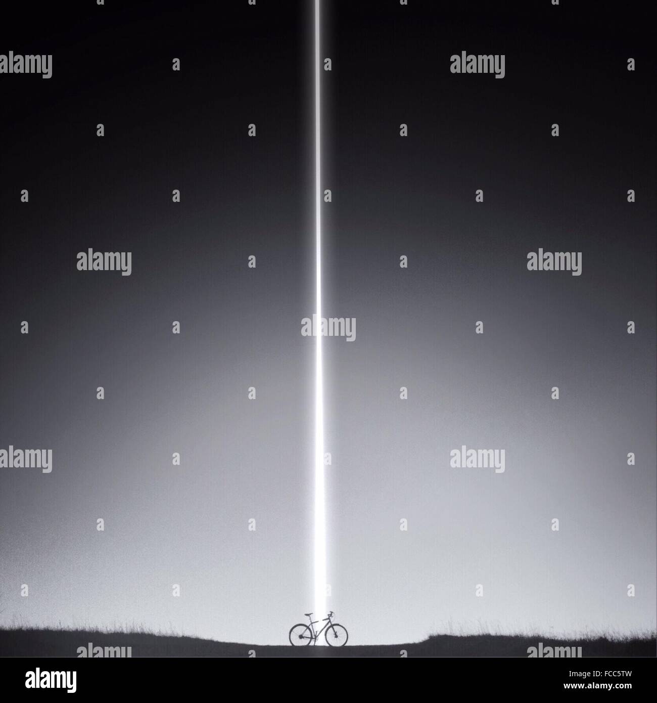 Haz de luz cayendo en bicicleta contra el cielo claro Foto de stock