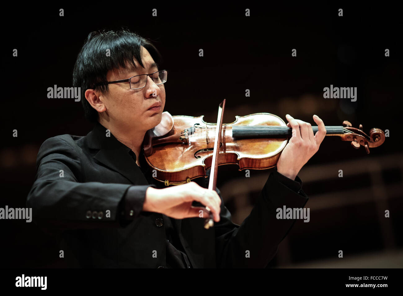 Berlín, Alemania. 21 ene, 2016. Wei Lu, primer concertino de la Deutsches  Symphonie-Orchester Berlin (DSO) e iniciador de la Orquesta del Festival  European-Chinese, realiza durante un ensayo previo a un concierto en
