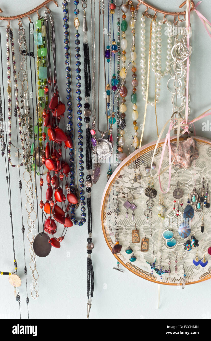 Organizador joyas colgando en la pared con aretes y otras Fotografía de stock - Alamy