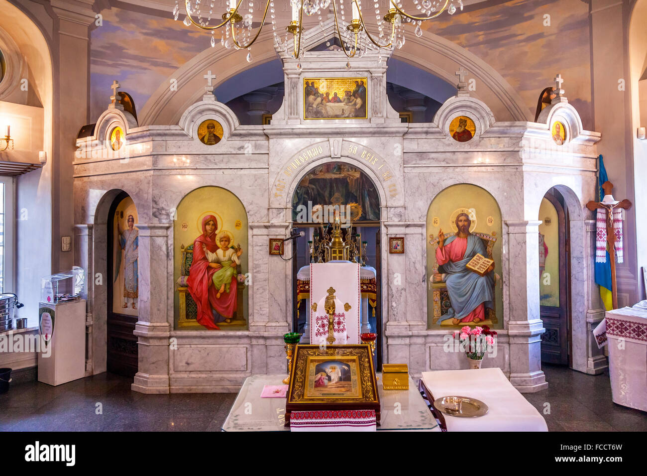 Iconos de Altar INTERIOR Iglesia de San Nicolás la tumba de Askold Kiev, Ucrania. Iglesia greco-católica ucraniana, creada el año 1810. Foto de stock