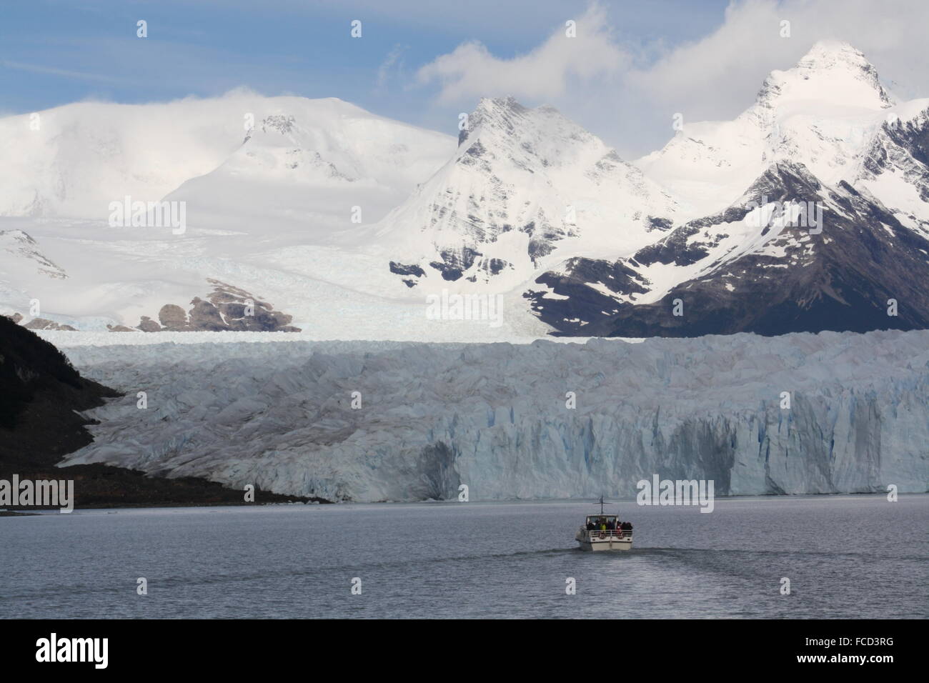 Aventurero viaje en barco en una espectacular zona de hielo Foto de stock
