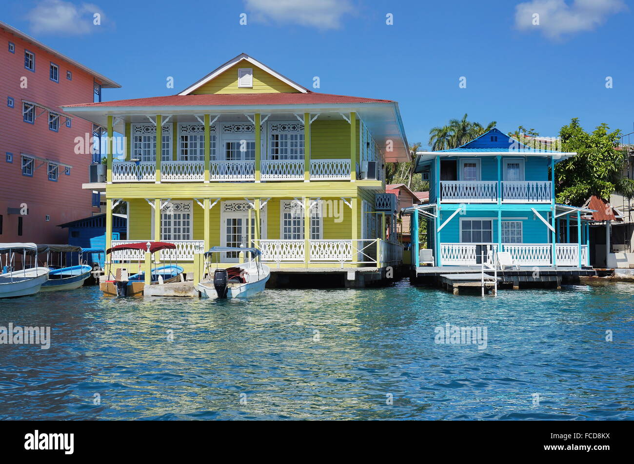 Típicas casas coloniales del Caribe sobre el agua con los barcos en el muelle, Panamá, América Central Foto de stock