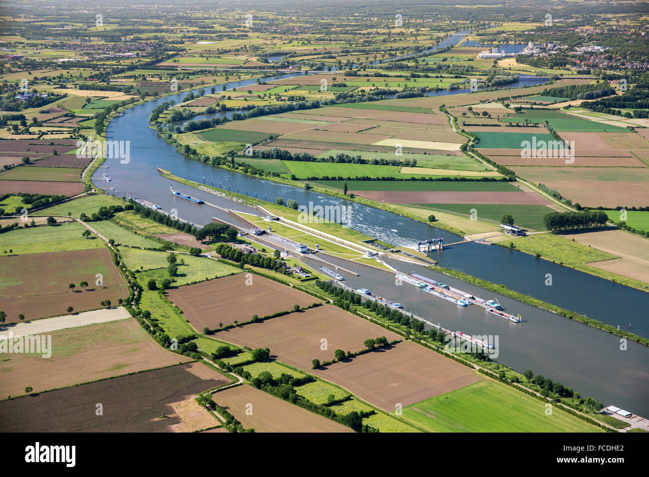 Países Bajos, Heijen, Gennep. Maas o río Mosa. Bloqueos y weir. Antena Foto de stock