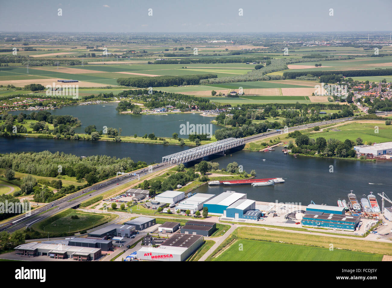 Países Bajos, Raamsdonksveer, puente sobre el río llamado Bergsche Maas. Antena Foto de stock