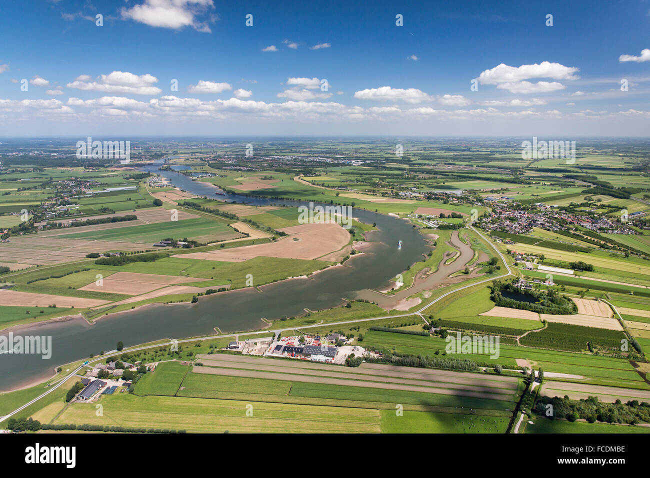 Países Bajos, Lexmond, barco de carga en el río Lek. Tierras de cultivo. Antena Foto de stock