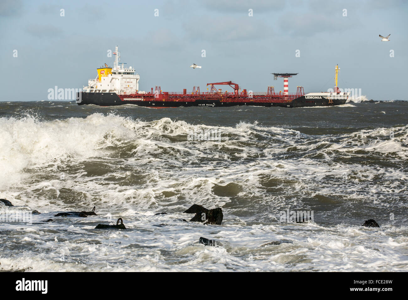 Países Bajos, Rotterdam, quimiquero llega en el puerto de Rotterdam desde el Mar del Norte. Storm Foto de stock