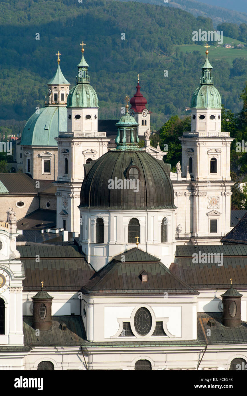Con vistas Kollegienkirche, la Catedral y la iglesia de San Francisco, el centro histórico de la ciudad de Salzburgo. Foto de stock