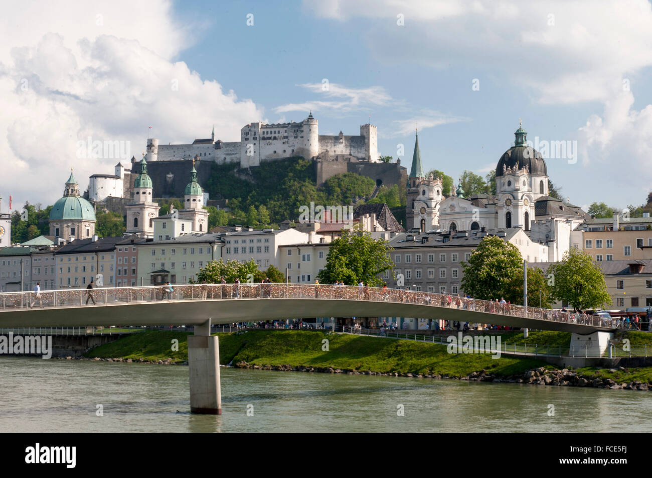Puente Makartsteg todo el Salzach, el casco antiguo y de la Fortaleza de Hohensalzburg, el centro histórico de la ciudad de Salzburgo. Foto de stock