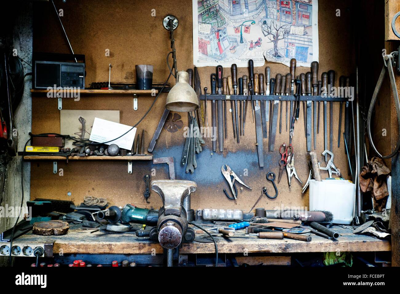 Mesa de trabajo en un taller con muchas herramientas, una lámpara, una  radio y un cuadro en la pared. Barcelona, España, Europa Fotografía de  stock - Alamy