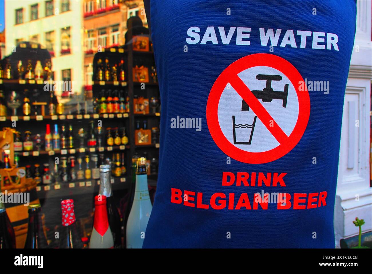 Fabricación de cerveza y Tshirt (Ahorrar agua, beber cerveza belga), Antwerp, Bélgica. Foto de stock