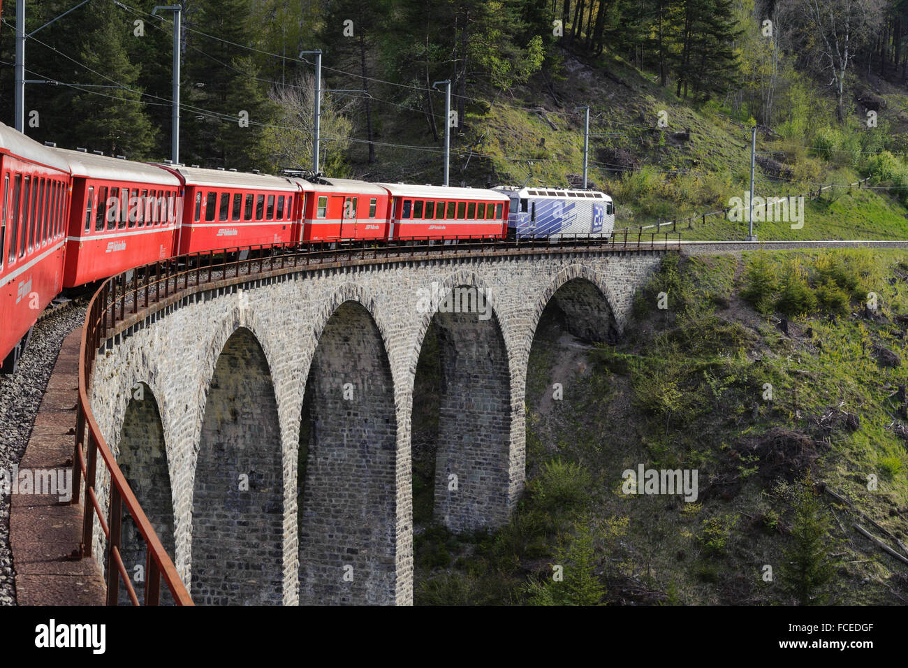 Schmittnerbach viaducto, Albula, Sitio del Patrimonio Mundial de la UNESCO Rhaetian Railway en el Albula, Kanton Graubünden, Suiza Foto de stock