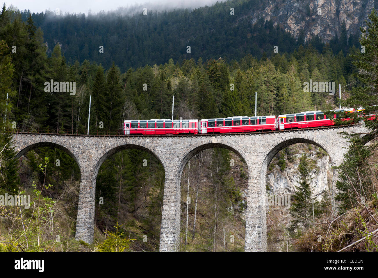 Schmittnerbach viaducto, Albula, Sitio del Patrimonio Mundial de la UNESCO Rhaetian Railway en el Albula, Kanton Graubünden, Suiza Foto de stock