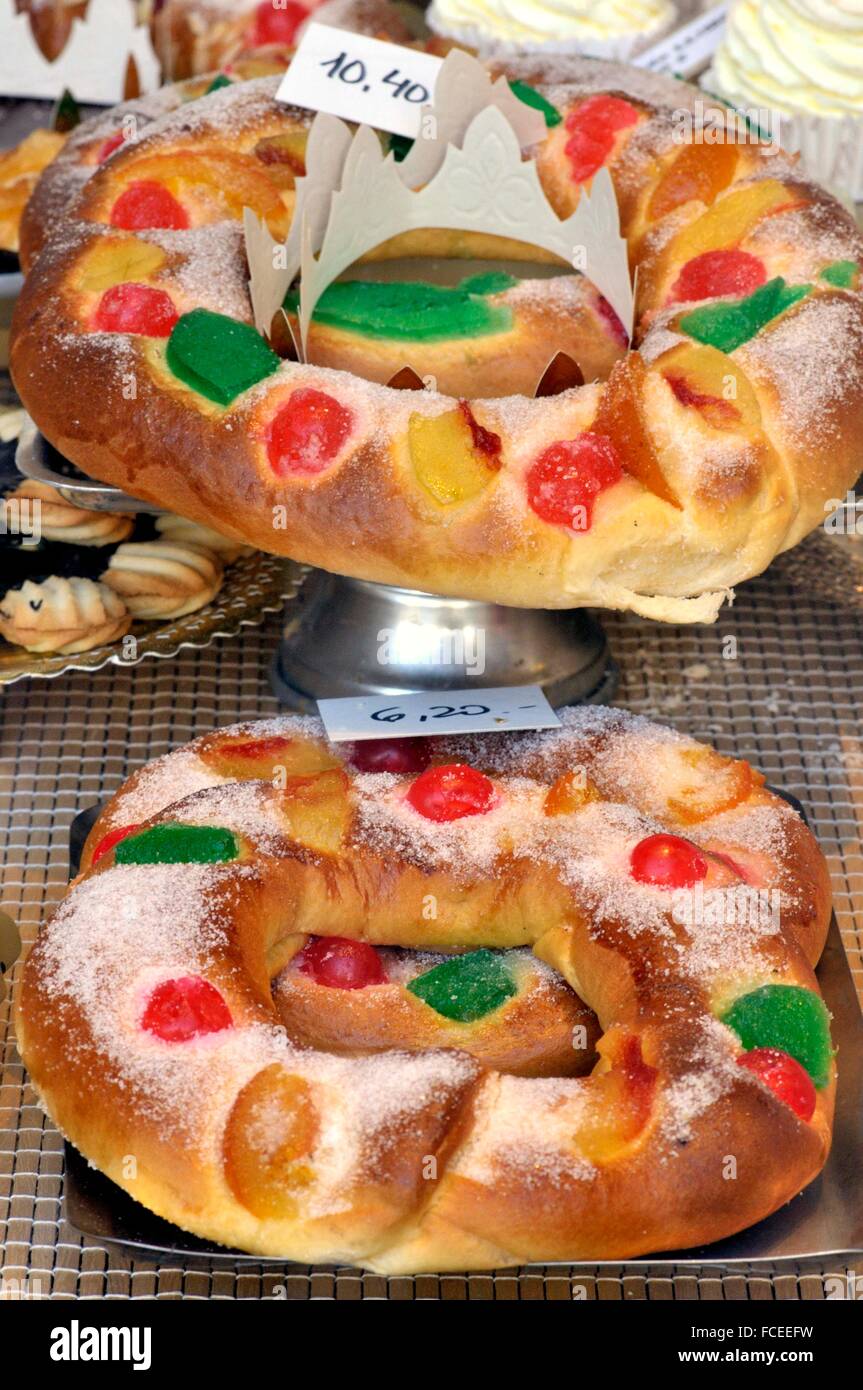 Una torta del rey a veces aparece como kingcake, pastel de reyes, el rey de  la torta o pastel de Reyes es un tipo de torta asociada en un número  Fotografía de