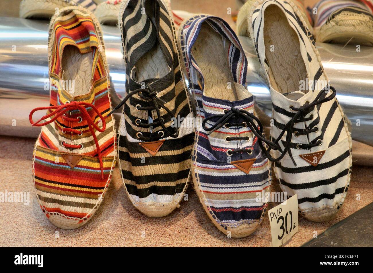Alpargatas en venta Fotografía de stock -