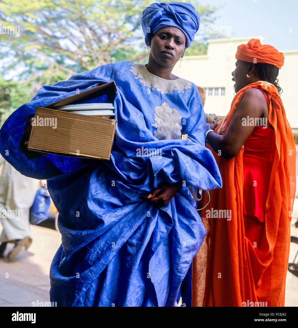 Dos mujeres con la vestimenta tradicional de Gambia, Banjul, Gambia, en  África occidental Fotografía de stock - Alamy