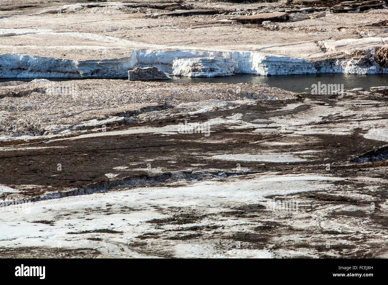 El hielo de los glaciares en la orilla de un río en Islandia, primavera Foto de stock