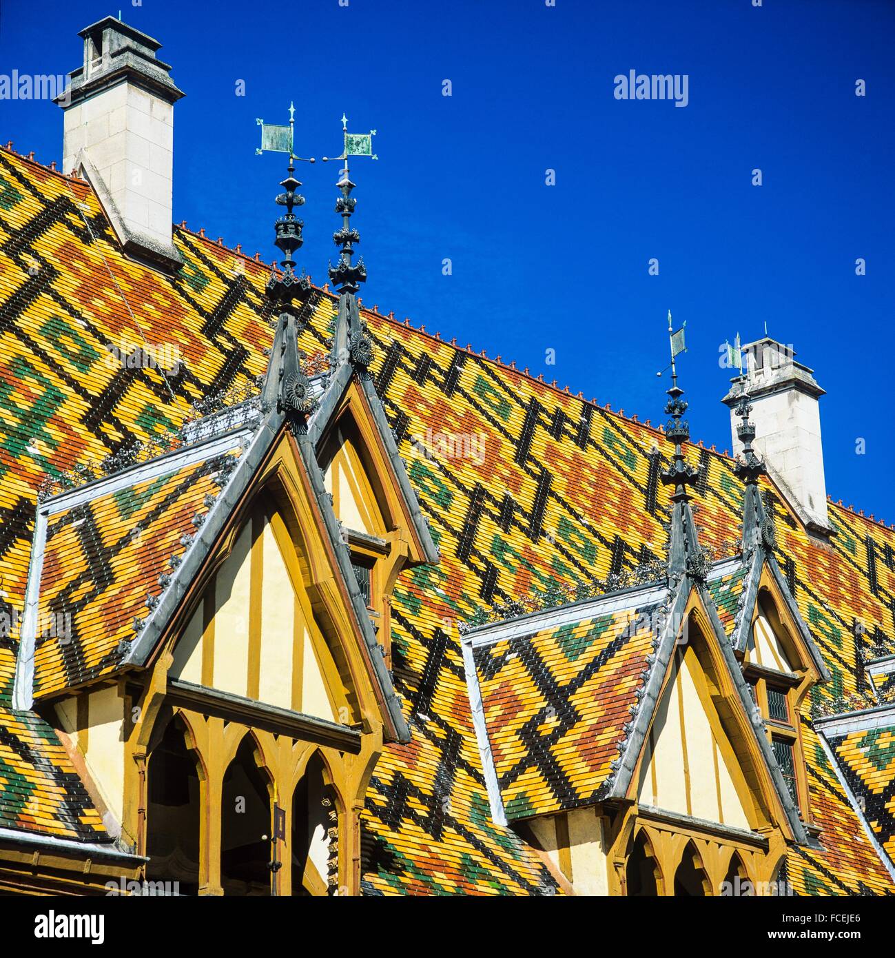 Techo de tejas esmaltadas polícromas, el Hôtel-Dieu, 'Hospices de Beaune,  Beaune, Côte-d'Or, Borgoña, Francia Fotografía de stock - Alamy