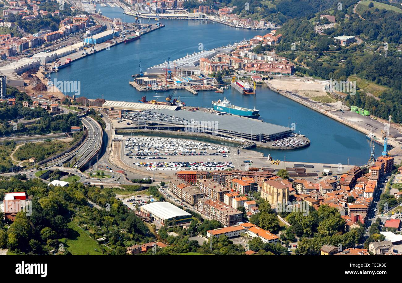 Vista aérea, exportar automóviles, Puerto de Pasajes, Gipuzkoa, País Vasco, España. Foto de stock
