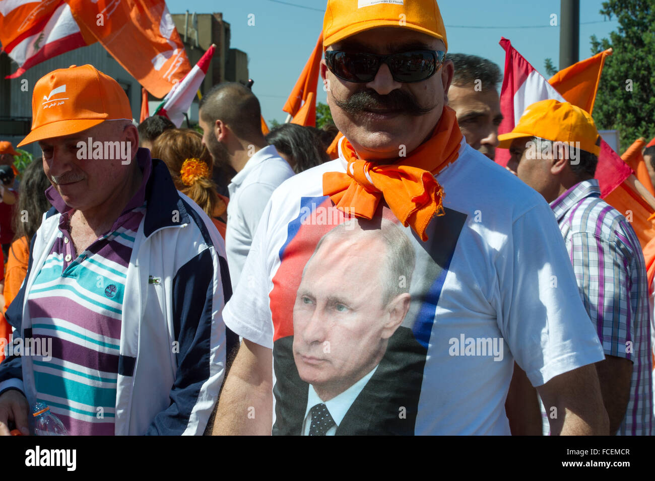Hombre libanés desgaste manifestante ti-shirt Vlademir Putine presidente impreso en apoyo a la campaña Rusa en Siria contra ISIS Foto de stock