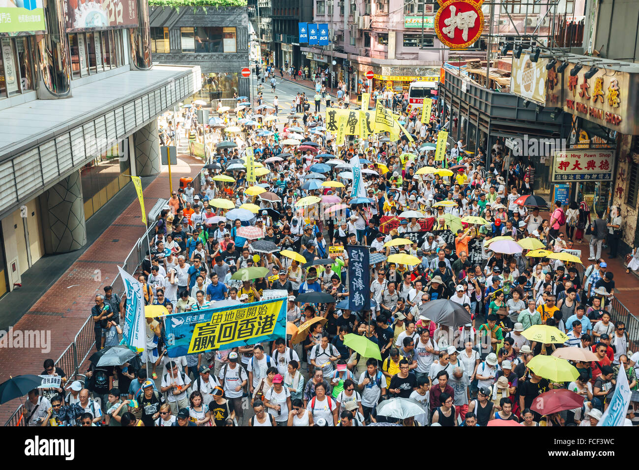 HONG KONG - 1 de julio: Hong Kong las personas buscan una mayor democracia como frustración crece sobre la influencia de Beijing el 1 de julio de 2015. Foto de stock