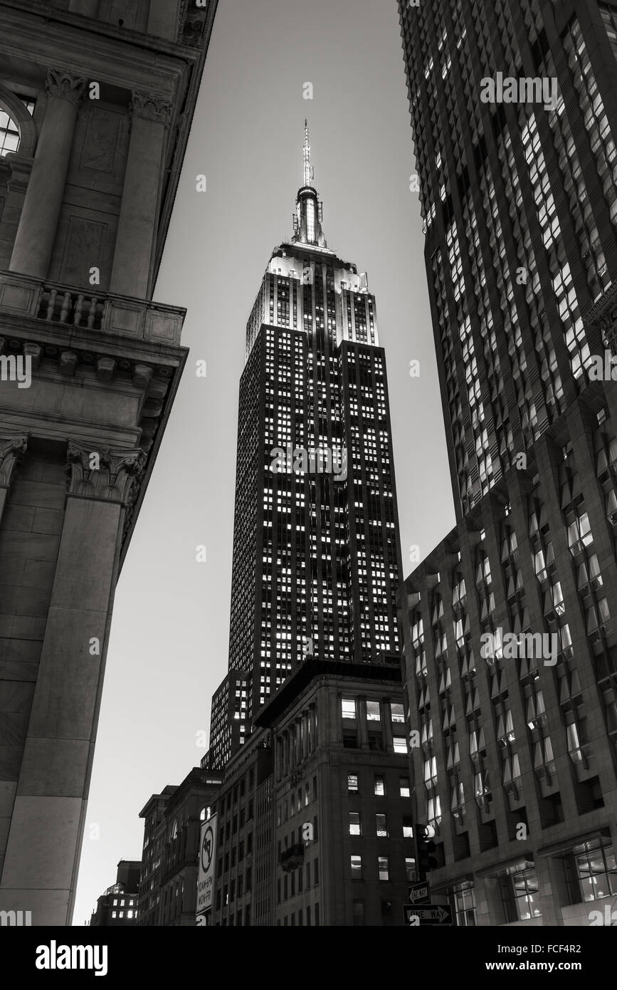 Vista en blanco y negro del Edificio Empire State rascacielos en la penumbra de la 5th Avenue, Midtown, Manhattan, Ciudad de Nueva York Foto de stock