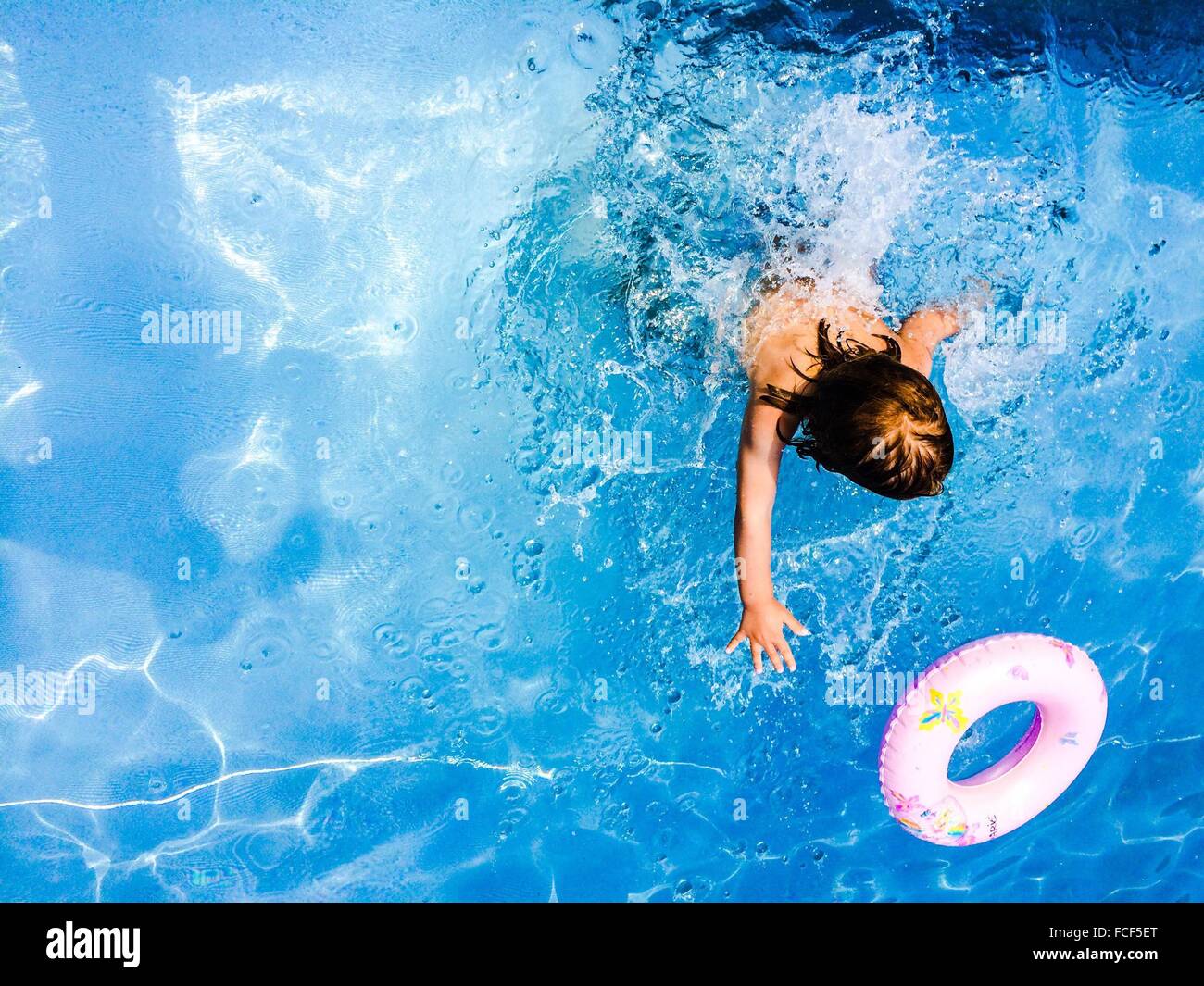 Persona nadar en una piscina Foto de stock