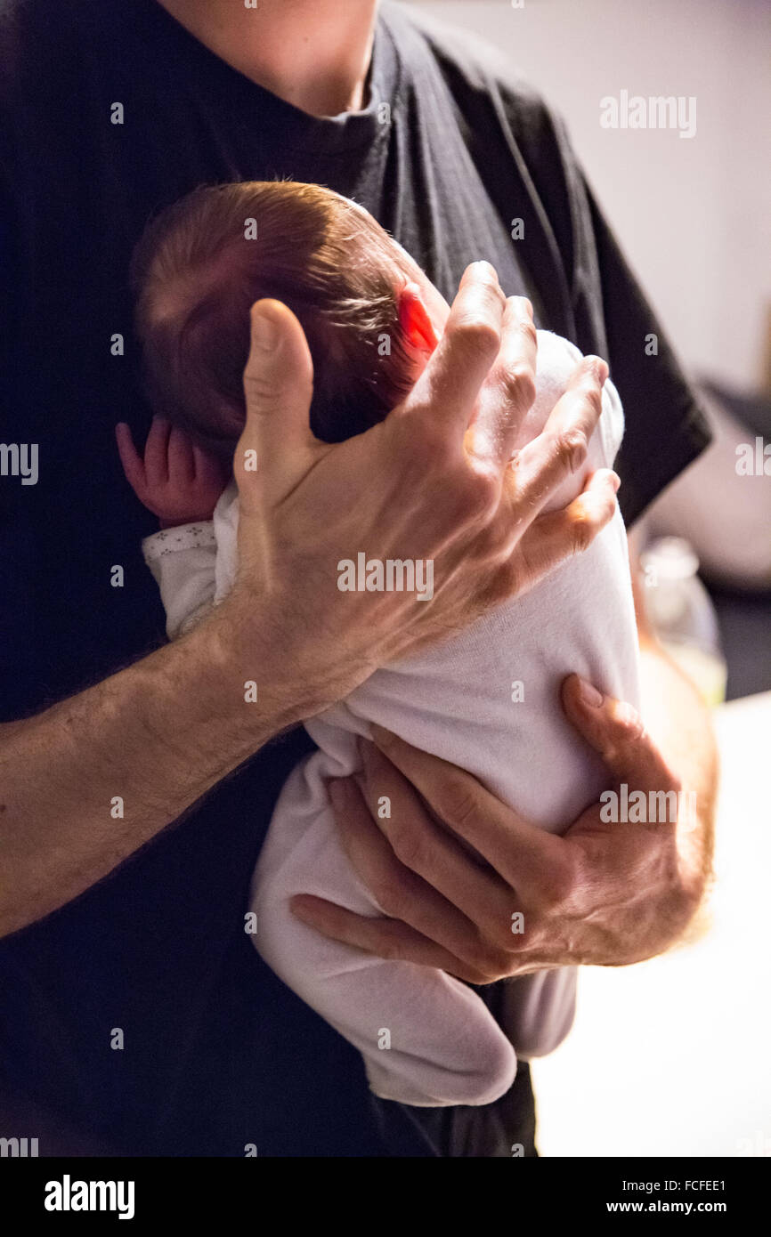 Bebe Recien Nacido En Los Brazos De Su Padre Fotografia De Stock Alamy Bebe Recien Nacido En Los Brazos De Su Padre Fotografia De Stock Alamy