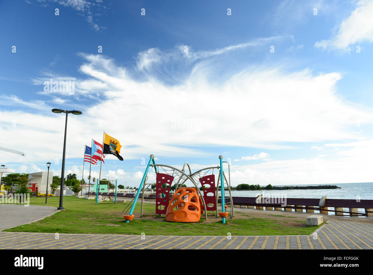 Vacío patio de juegos para niños en el malecón de Arroyo, Puerto Rico