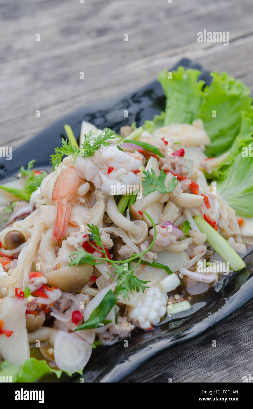Ensalada picante , camarones y vegetales mix , comida asiática Foto de stock