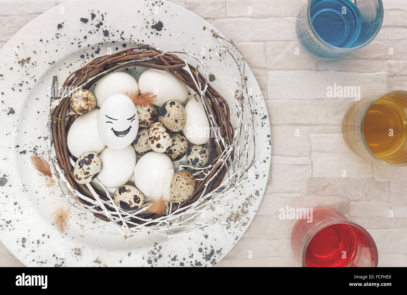 Huevos de Pascua colorear.Preparación para teñir los huevos de Pascua. Vista superior con un estilo retro de procesamiento. Luz natural Foto de stock