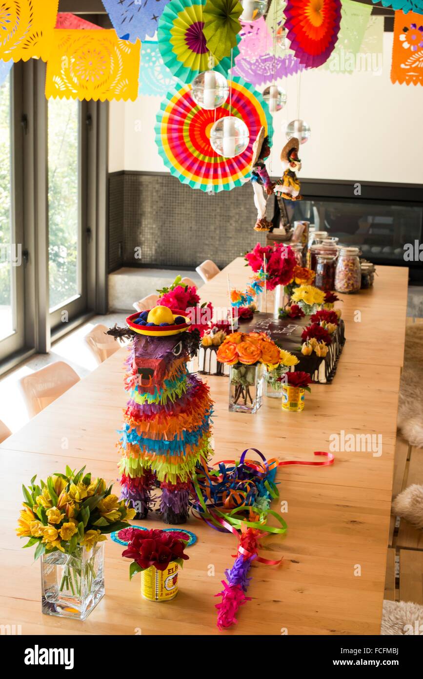 Decoraciones de fiesta temática mexicana en un comedor de una casa en  Vancouver, BC, Canadá Fotografía de stock - Alamy
