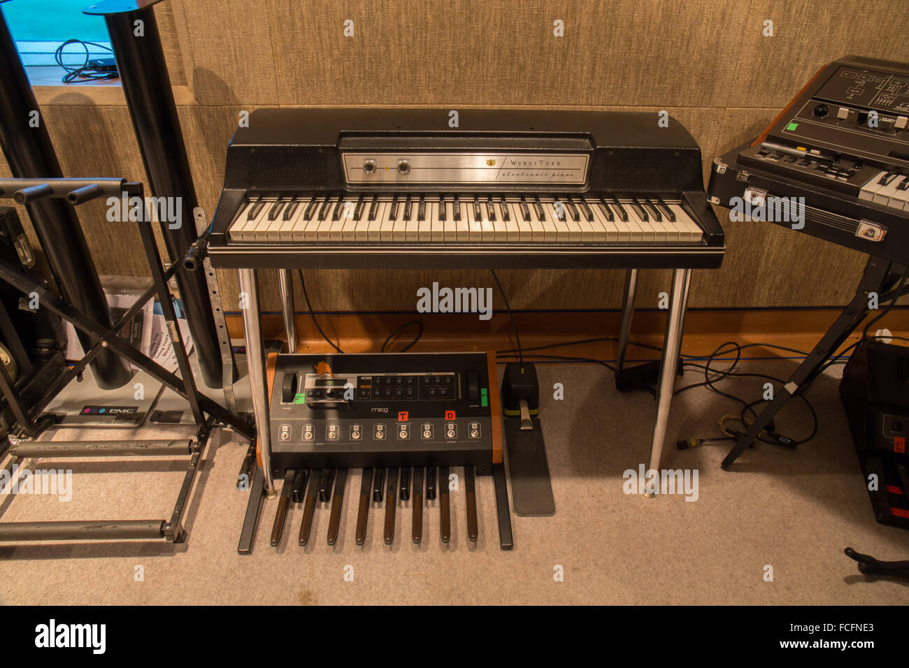 Wurlitzer ep 200 un piano eléctrico con moog taurus 3 bass sintetizador  pedal debajo tomadas en un estudio de grabación Fotografía de stock - Alamy