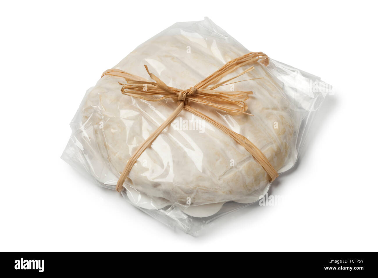 Suave queso italiano Tuma dla paja sobre fondo blanco. Foto de stock