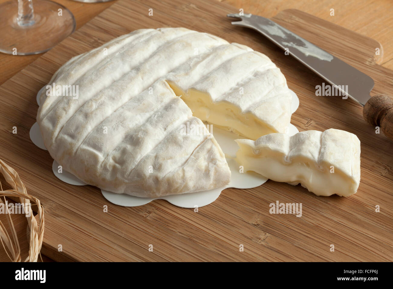 Trozo de suave queso italiano Tuma dla paja Foto de stock