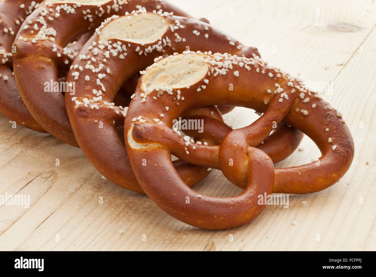 Los pretzels suaves fresco con sal Foto de stock