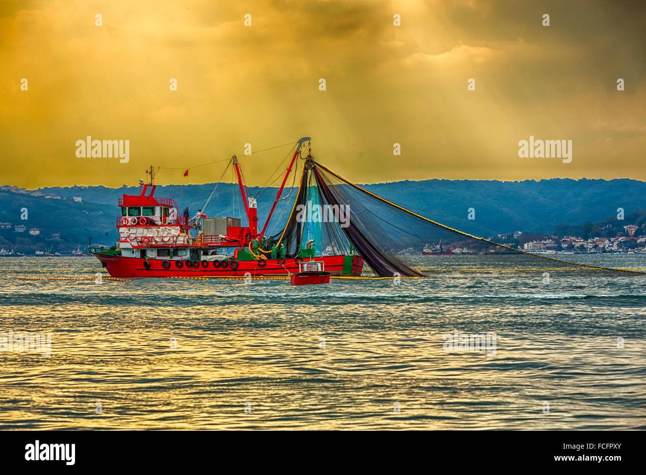 La pesca de arrastre en el Bósforo cerca de Estambul, Turquía. Foto de stock