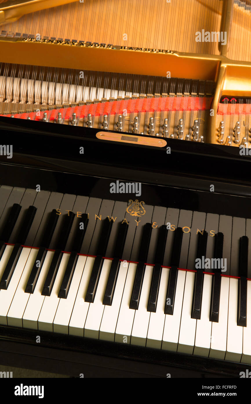 Primer plano de un Steinway & Sons negro modelo b grand piano con la tapa abierta mostrando llaves, cadenas y logotipo Fotografía de stock - Alamy