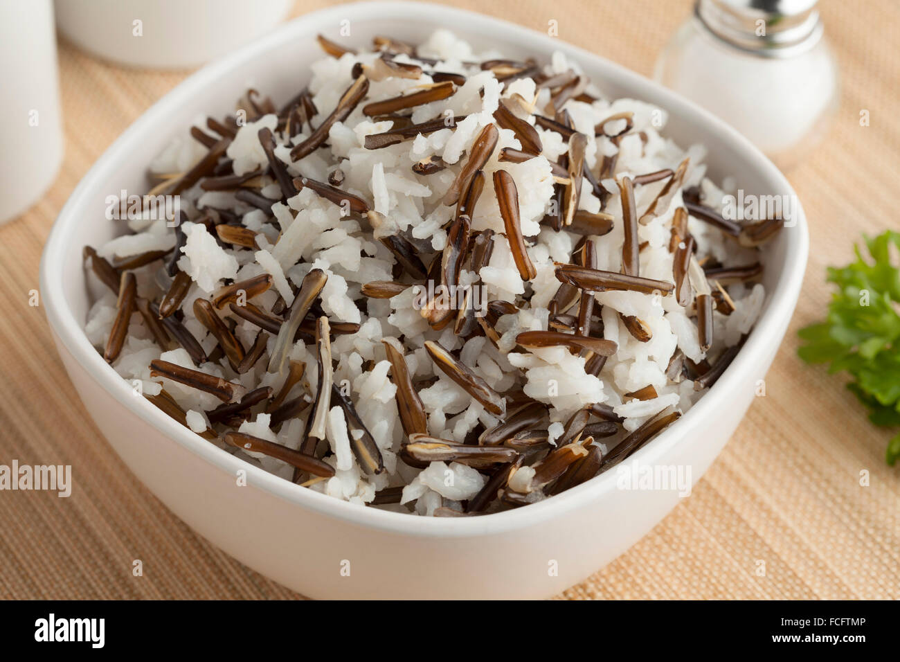 Recipiente con una mezcla de arroz basmati y indio Foto de stock