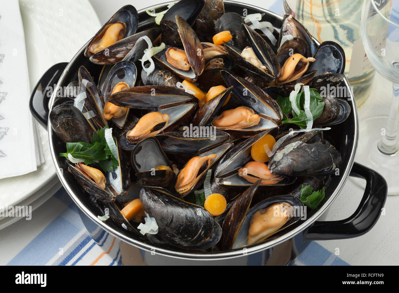 Pan fresco con mejillones cocidos listos para comer Foto de stock