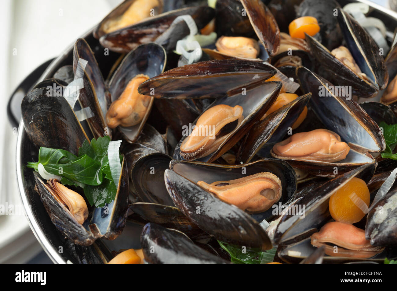 Pan fresco con mejillones cocidos cerrar Foto de stock