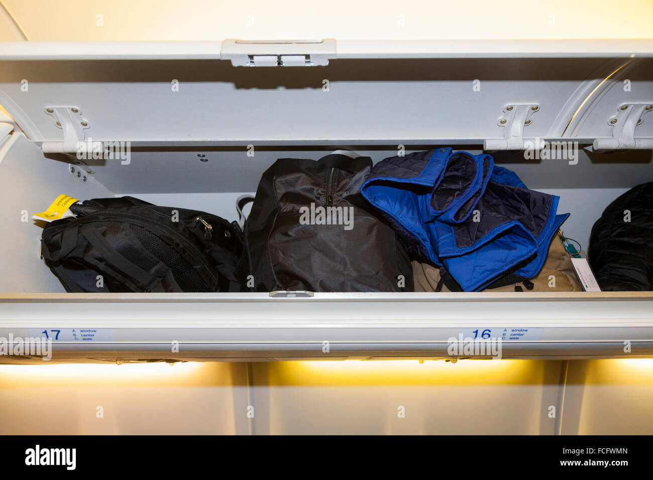 Toldo cofre del Pasajero / Taquillas / / compartimento compartimentos para  la estiba de bolsas de equipaje de cabina de pasajeros. KLM aviones Airbus  Fotografía de stock - Alamy