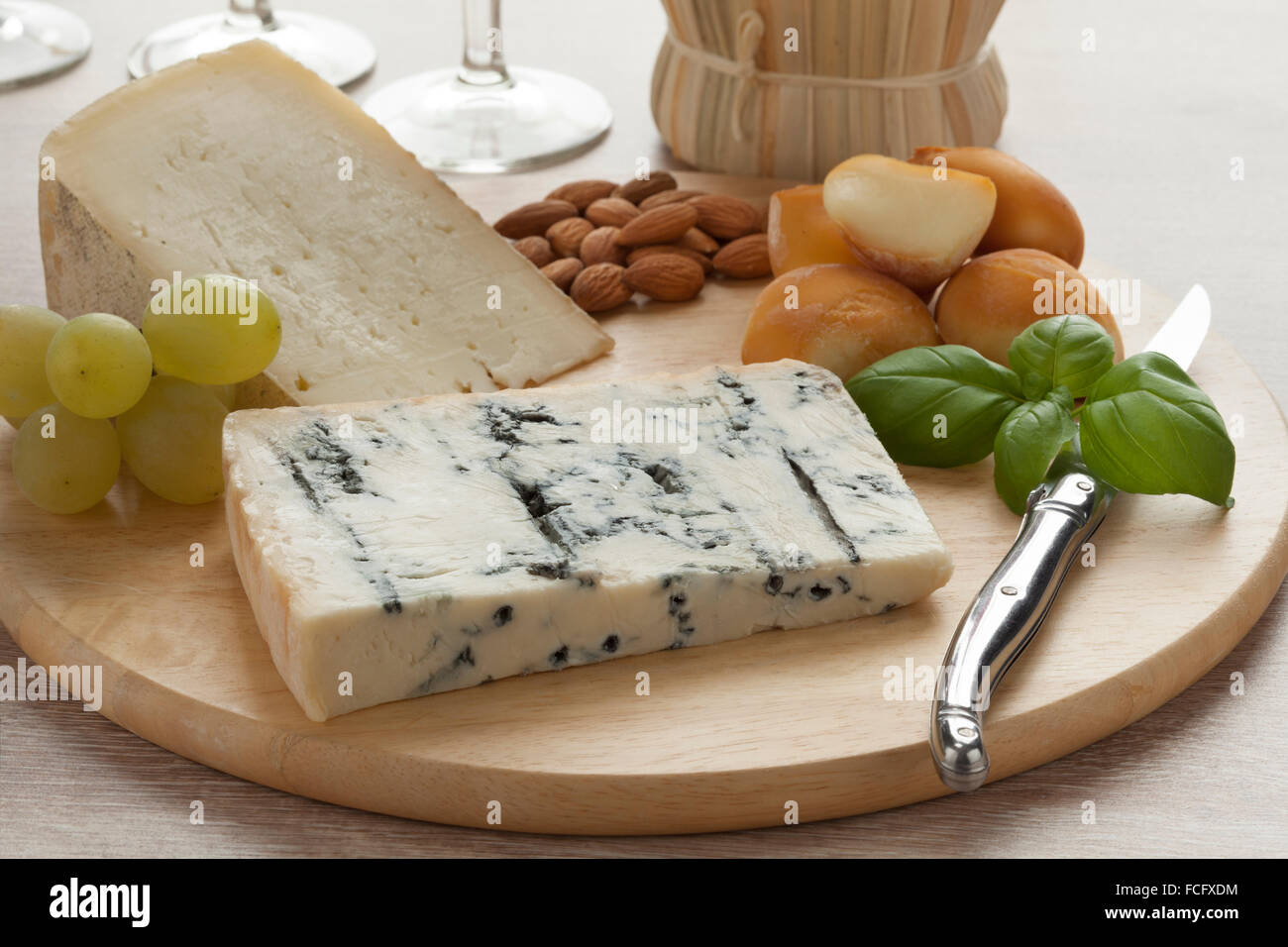 Plato de queso italiano con mozzarella ahumado, gorgonzola picante y toma piemontese Foto de stock