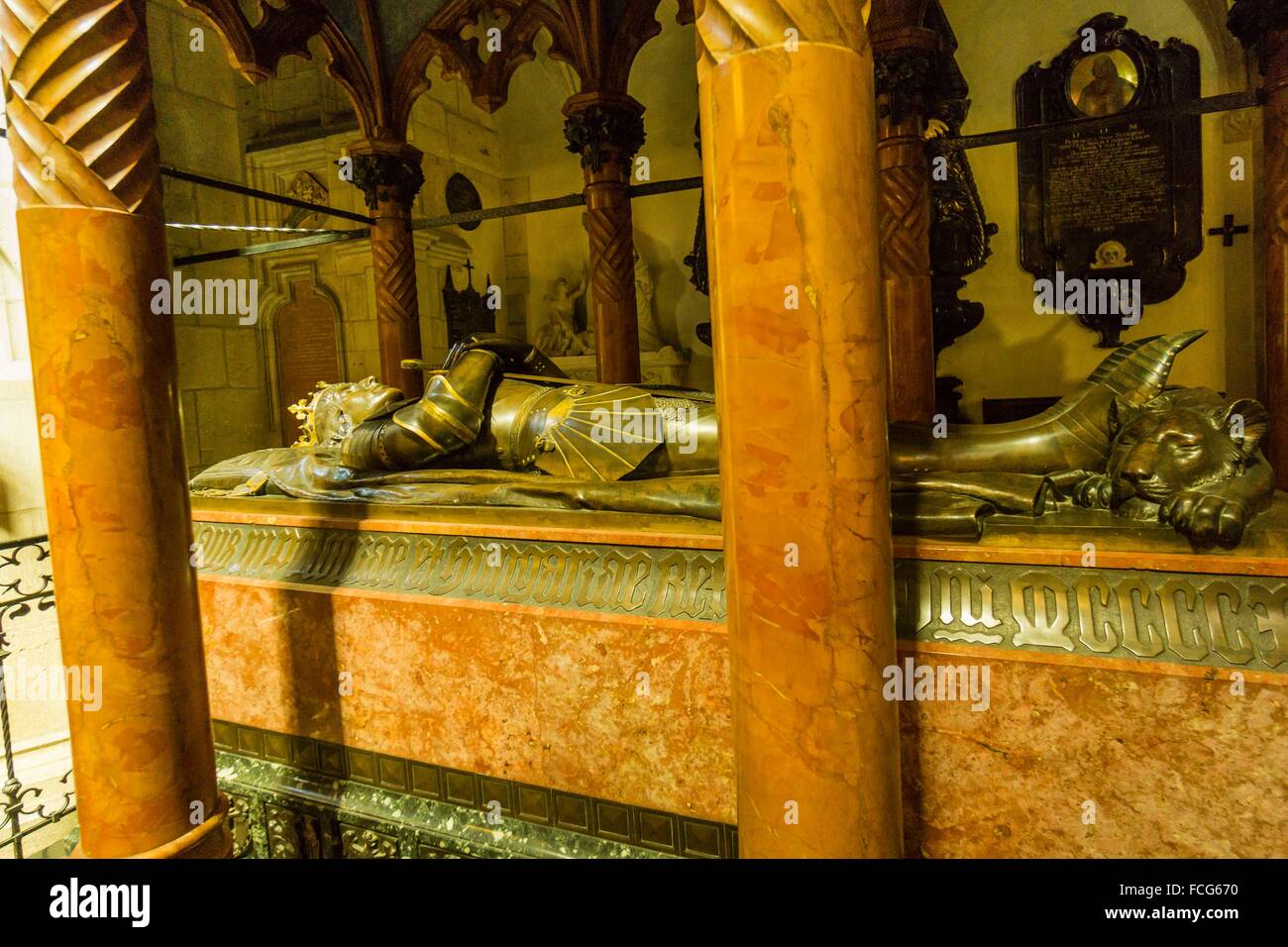 Cenotafio del rey Vladislao III de Varna, la Catedral de Wawel, santuario nacional polaco, de Cracovia, de Polonia, de Europa oriental. Foto de stock