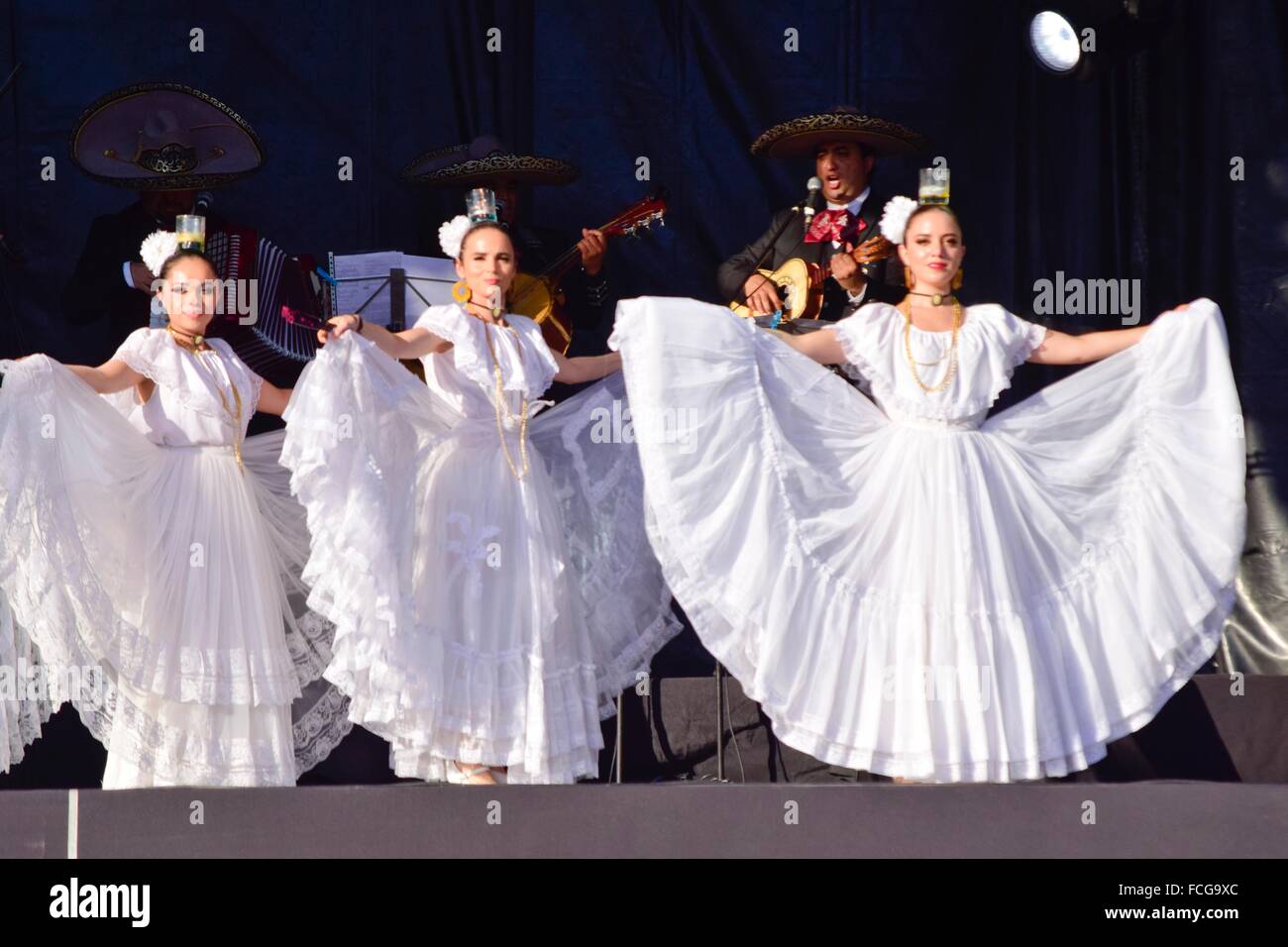 Las mujeres están bailando un baile folklórico de México. Los bailarines  llevan trajes tradicionales de su país. En el fondo, los músicos Fotografía  de stock - Alamy