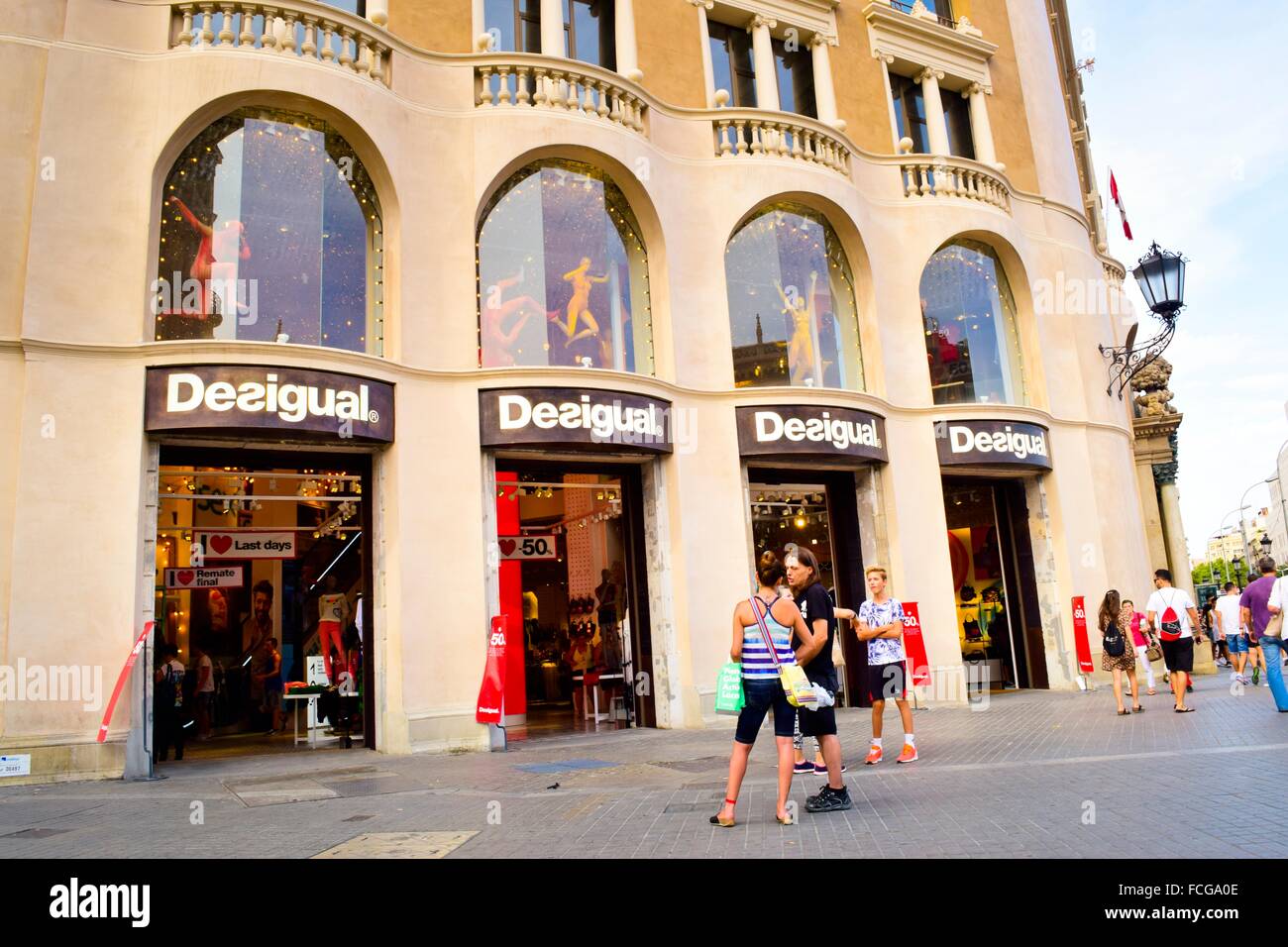 Desigual store, la tienda de moda. La Plaça de Catalunya, Barcelona,  Cataluña, España Fotografía de stock - Alamy