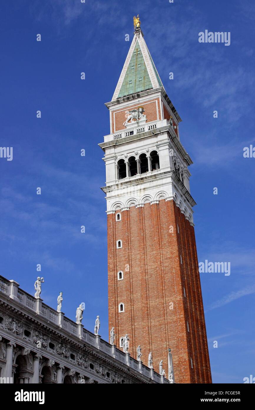 Venecia Italia San Marco detalle estatuas en el edificio de la Biblioteca Nacional en la Plaza de San Marcos. Foto de stock